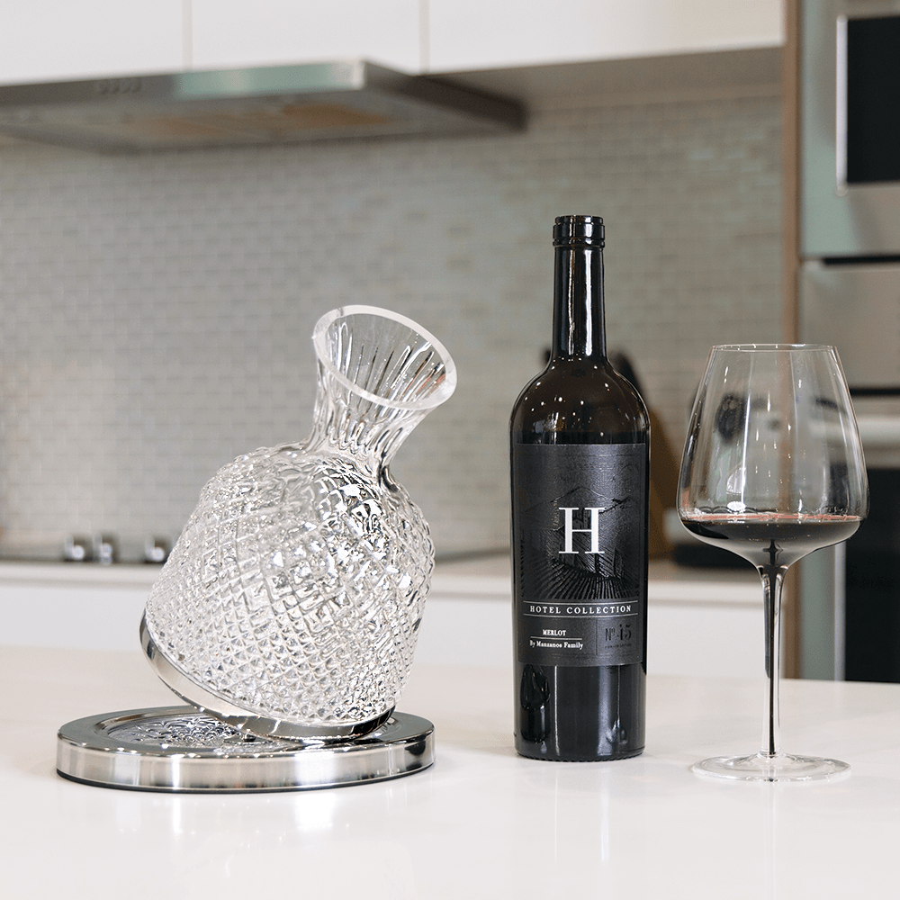 Swirl Wine Decanter - themonogram manor 